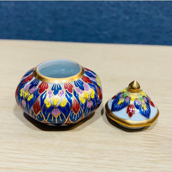 Tip Nam Thong Hand Painted Porcelain Trinket Box Beautiful Inlay Thailand - Picture 5 of 8